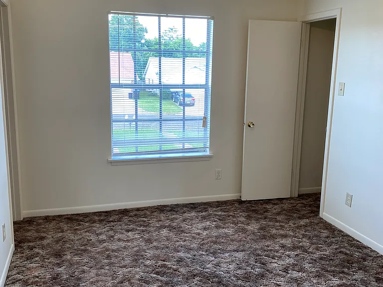 1252 Meadowview Dr — Photo 7