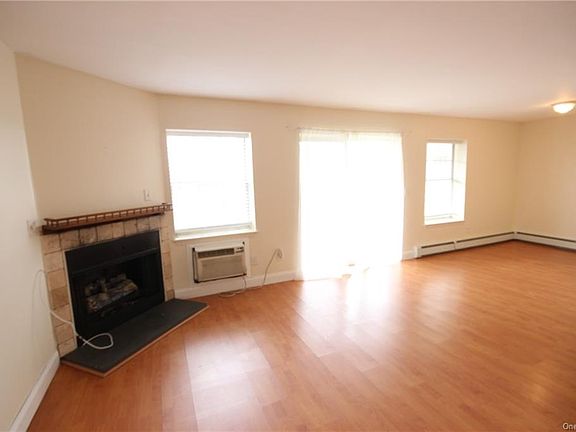 5th image of 22 Lexington Hl Unit 2