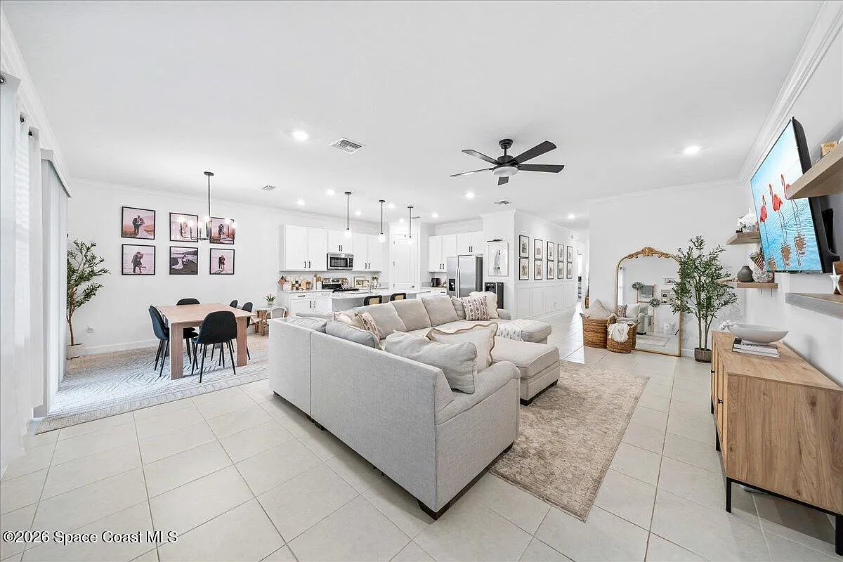4 bed, 2.0 bath, 1955 sqft, $2,500 — Photo 4