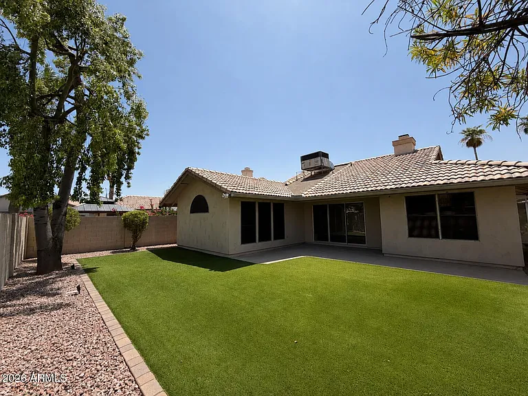 457 S Meadows Dr — Photo 2