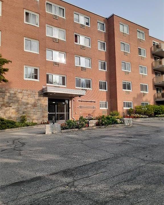 1st image of 370 Central Park Ave APT 2J