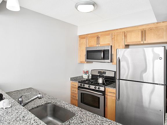 5th image of 516 W 47th St APT S4l