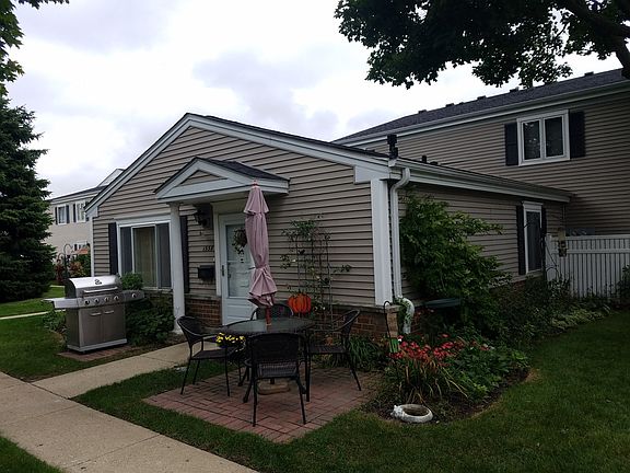 3rd image of 1538 Quaker Ln #171A