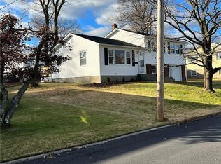 16 Meadowcrest Dr, Cumberland, RI 02864