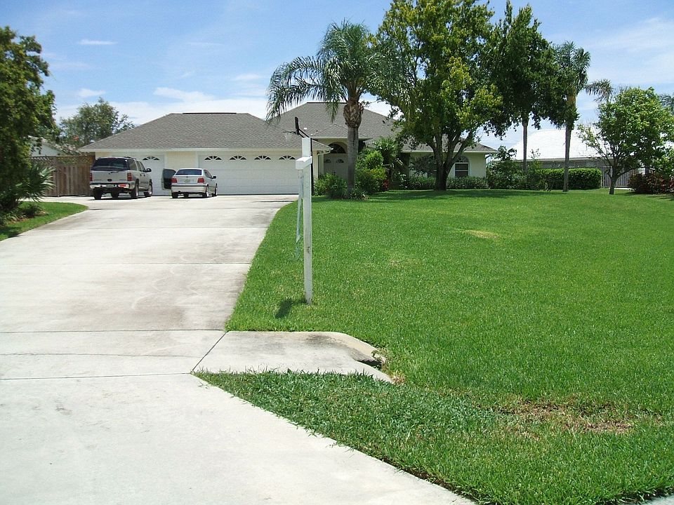 4/2.5 -Office -3 Car Garage-Boat RV Storage-Large Pool on Lake 