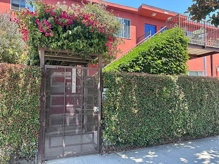 502 Westminster Ave — Photo 1