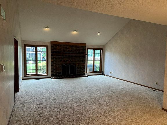 5th image of 3206 Main St