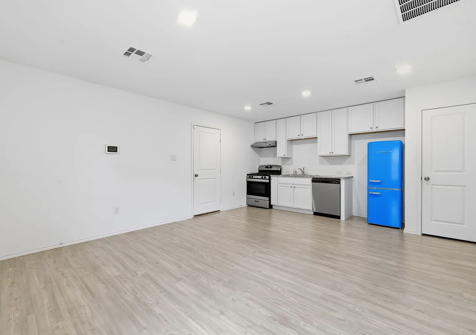 Move-In Ready Home with Modern Features in Medina Landing Subdivision — Photo 4