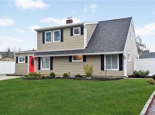 15 Spray Ln, Hicksville, NY 11801