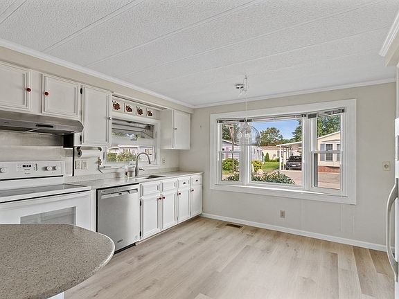 5th image of 25 Garden Ln
