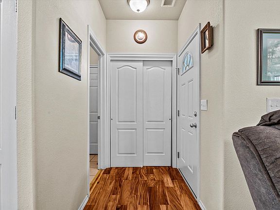 4th image of 582 1/2 Willoughby St