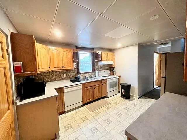 4 bed, 2.0 bath, 979 sqft, $3,000 — Photo 2
