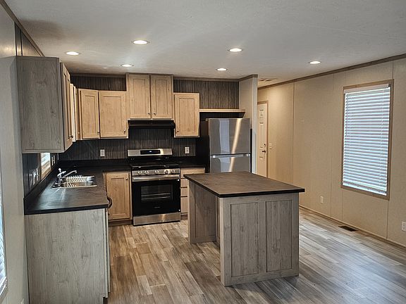 2nd image of 575 Cashew St