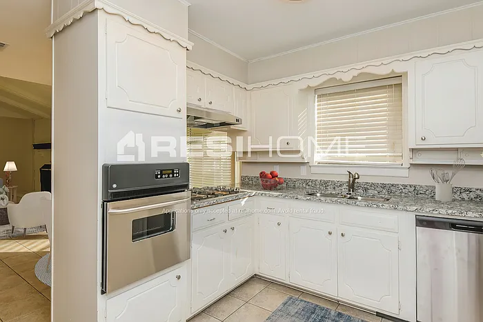 2125 Rockmoor Dr — Photo 3