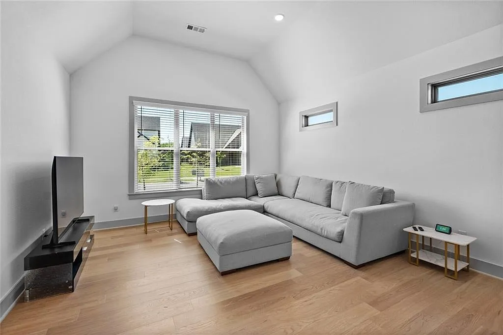 4 bed, 2.5 bath, 2150 sqft, $3,000 — Photo 1
