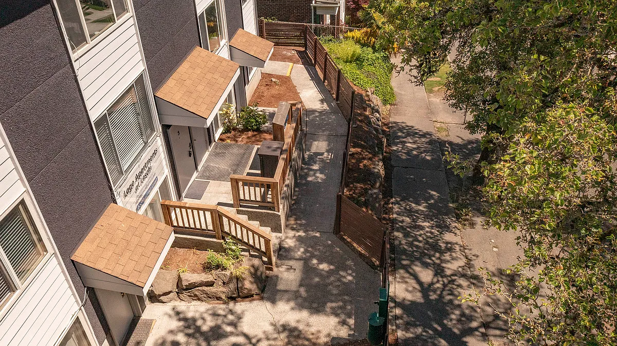 Building Photo - 3000 E Spruce St #4