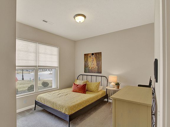 4th image of 938 London Ct