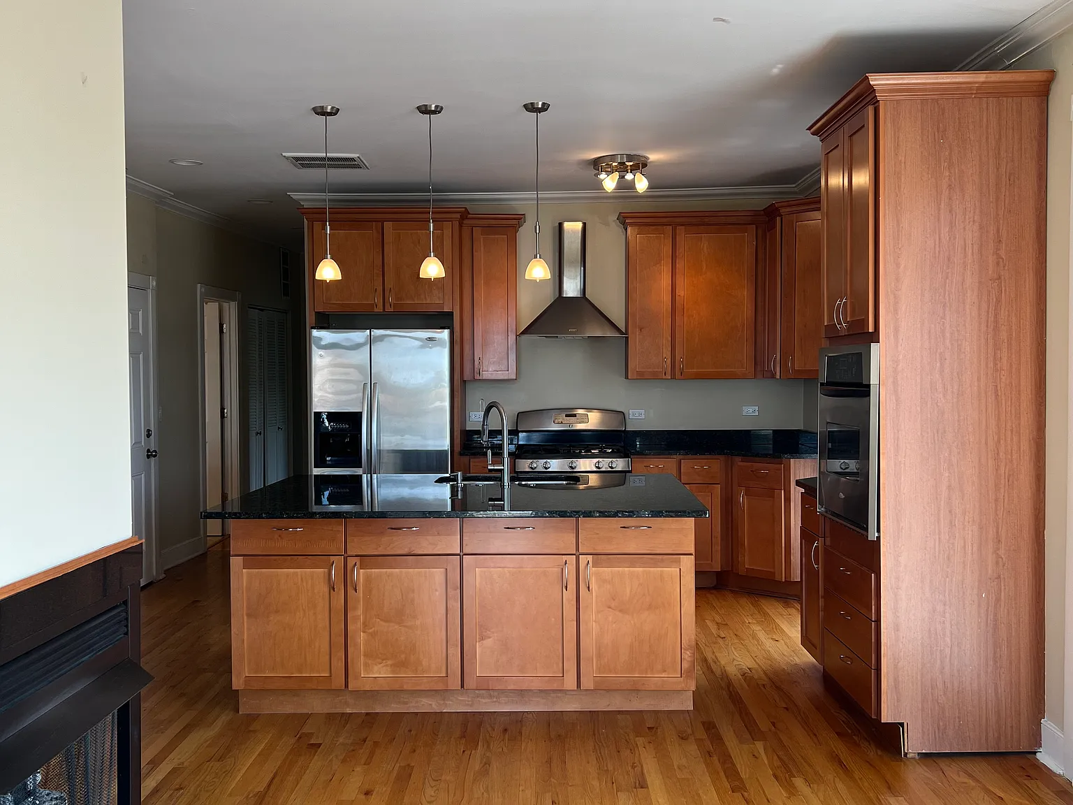 2 bed, 1000 sqft, $2,200 — Photo 2