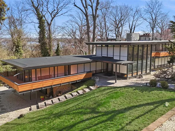 8 Dolphins Rise, Lloyd Harbor, NY 11743