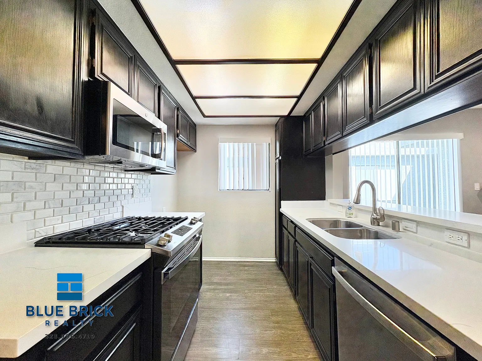 Bright 1-Bedroom with Fireplace & Central A/C in Valley Glen — Photo 4