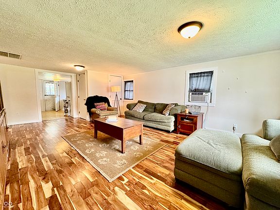 3rd image of 652 S Vine St
