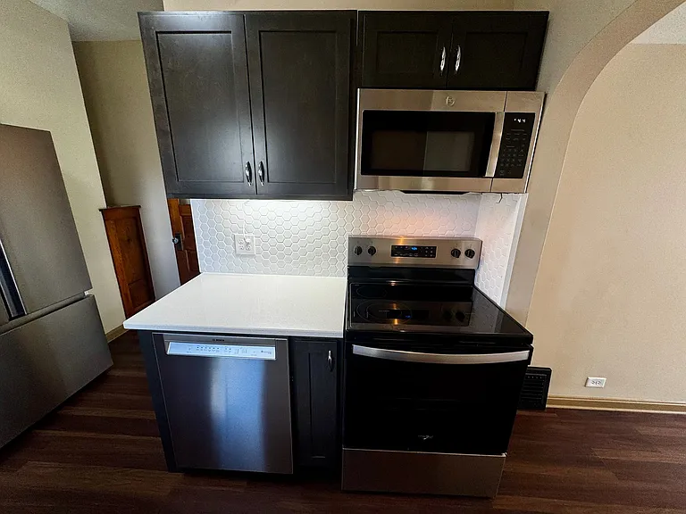 1362 Easton Dr — Photo 8