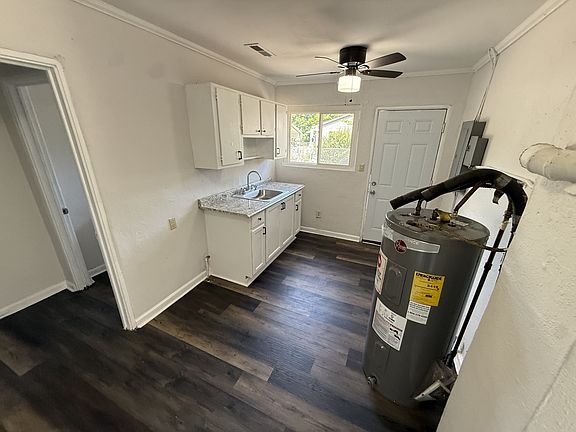 5th image of 1800 Carson Ave