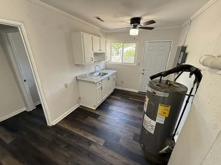 1800 Carson Ave — Photo 5
