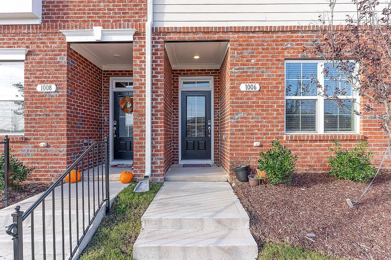 3 bed, 3.5 bath, 2289 sqft, $2,100 — Photo 4
