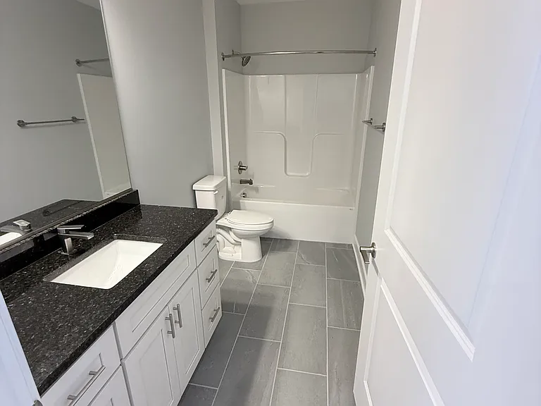 Full size bath with tub/shower