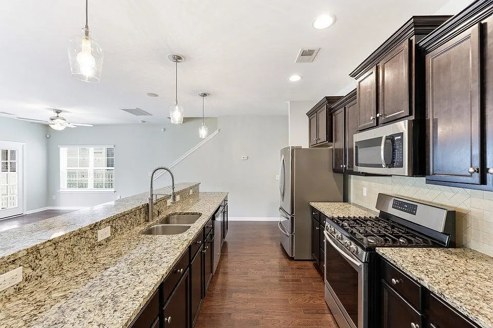 4 bed, 2.5 bath, 2491 sqft, $2,600 — Photo 4