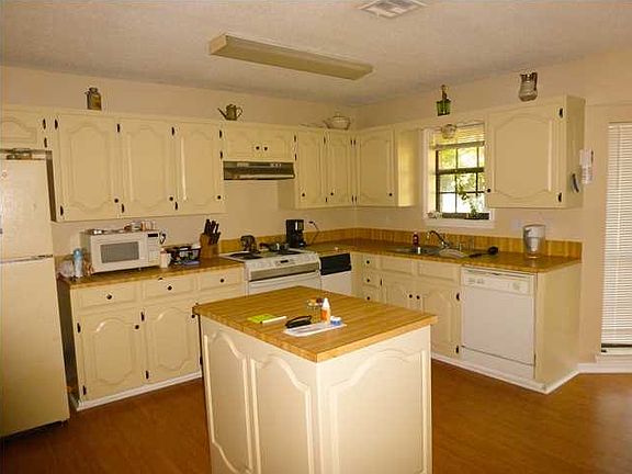 3rd image of 111 Irish Bend Dr