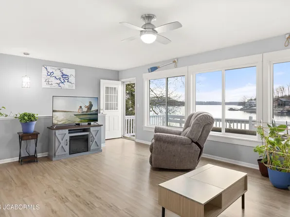 30481 Edgeview Dr, Rocky Mount, MO 65072