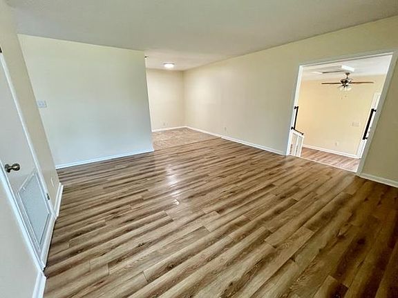 3rd image of 1933 Longview Dr