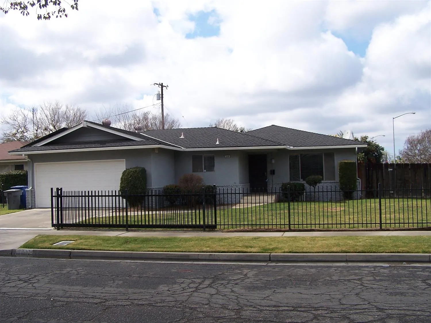 2339 N Garden Ave photo 1