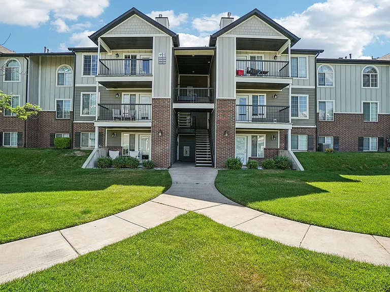 Sterling Pointe Apartments — Photo 7
