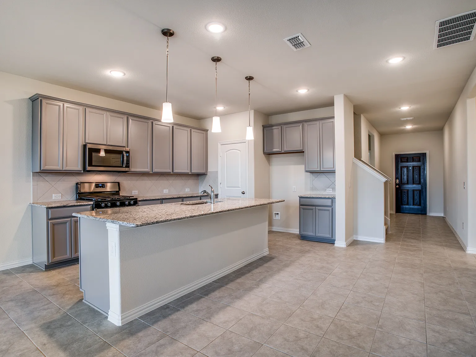 5 bed, 2595 sqft, $2,600 — Photo 4