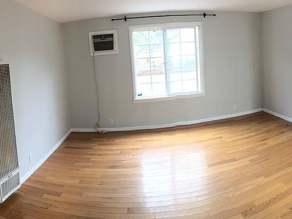 5th image of 10857 Bloomfield St #2