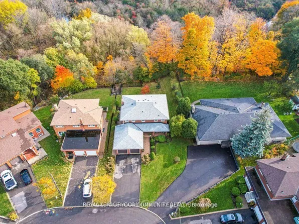 21 Disan Ct, Toronto, ON M9V 4A5