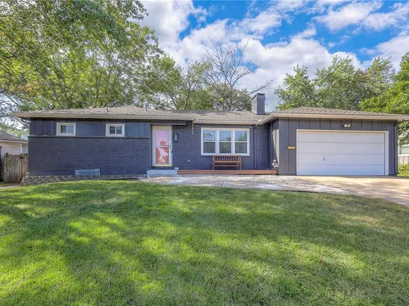 10222 Tracy Ave, Kansas City, MO 64131