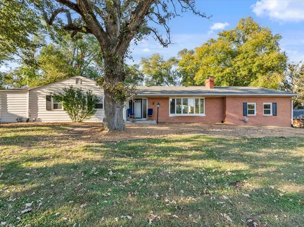 8210 Ridgewood Rd, Rock Island, IL 61201