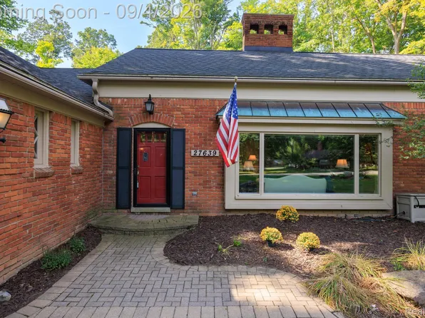 27639 Forestbrook Dr, Farmington Hills, MI 48334