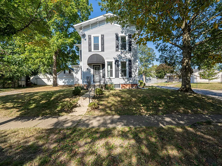 150 N Oak St — Photo 1