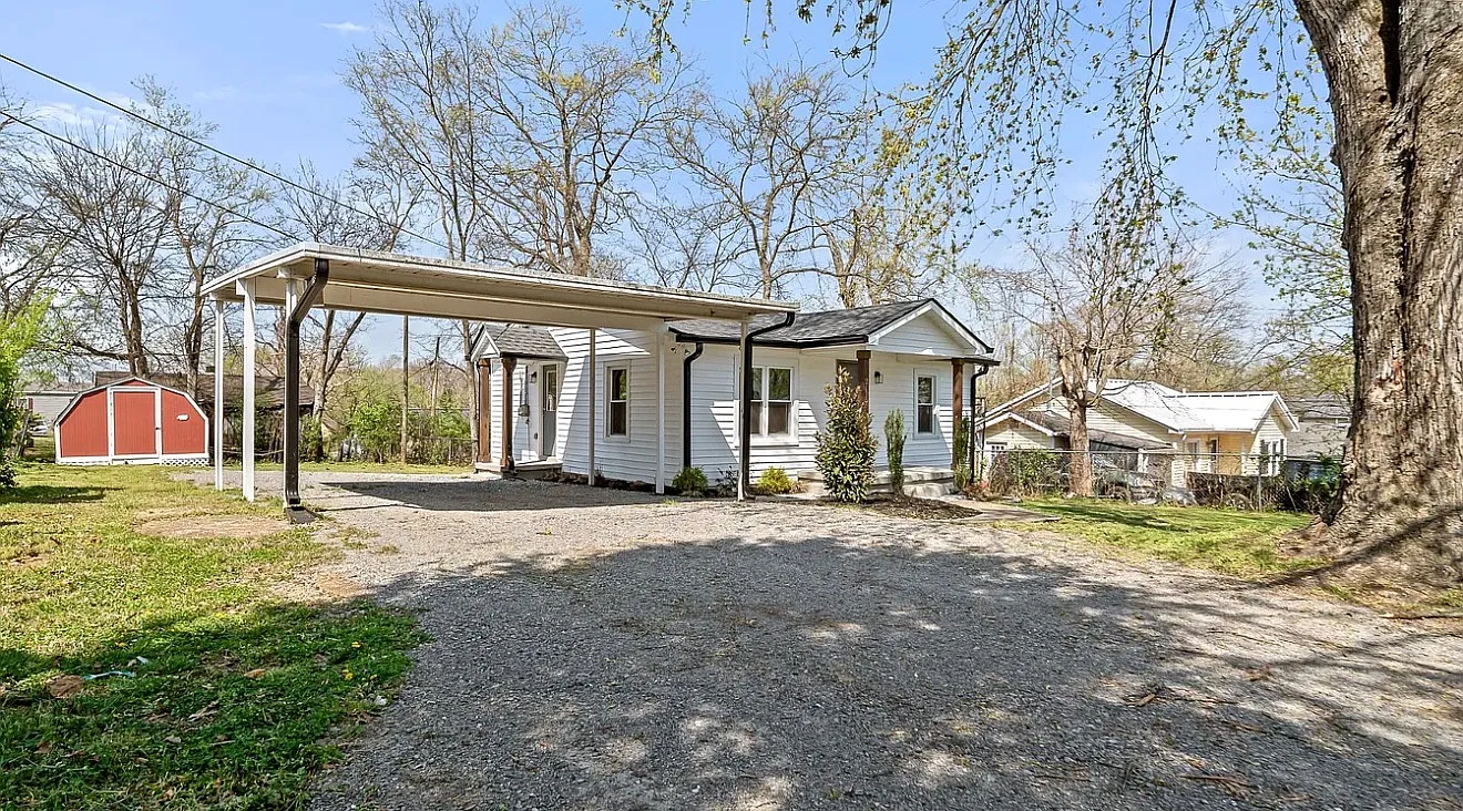 3 bed, 1003 sqft, $2,200 — Photo 3