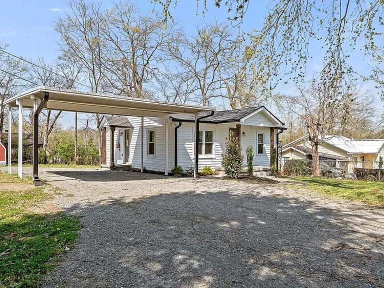 2115 Carter St — Photo 3