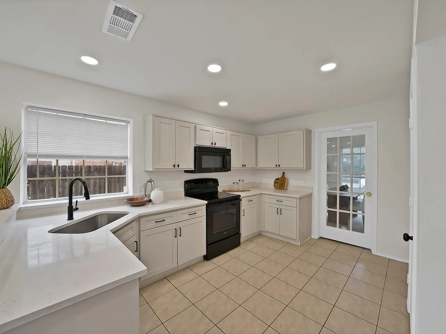 5 bed, 2396 sqft, $2,950 — Photo 3