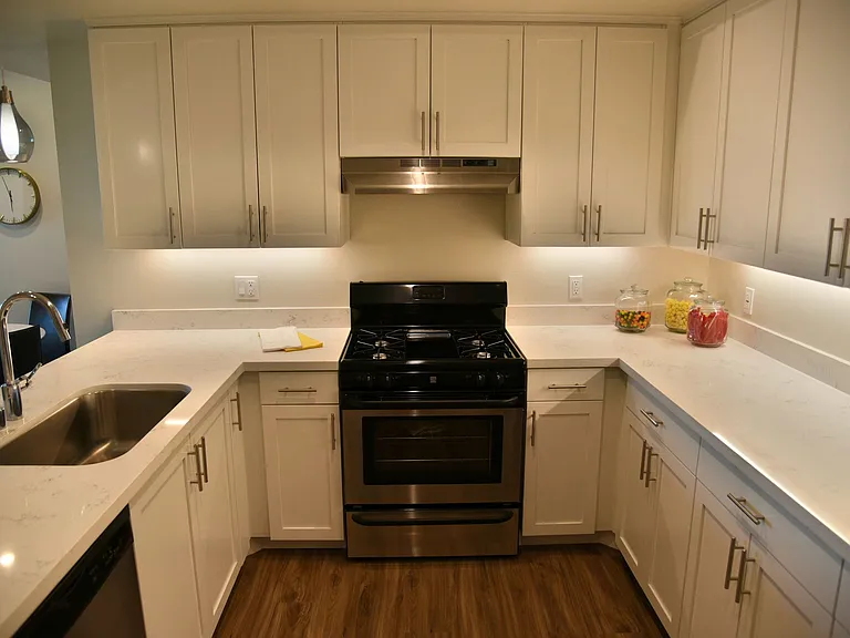 6200 Kester Ave Apartments — Photo 11