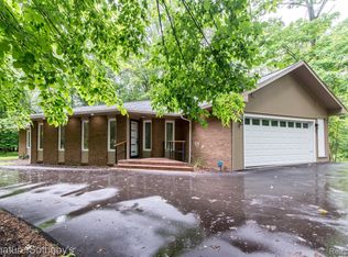 23415 Beech Rd, Southfield, MI 48033