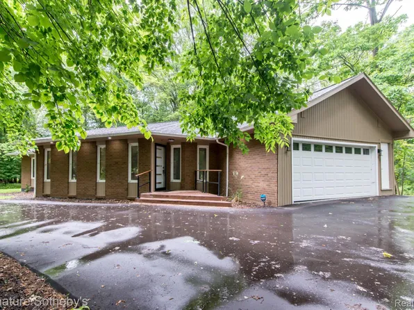 23415 Beech Rd, Southfield, MI 48033