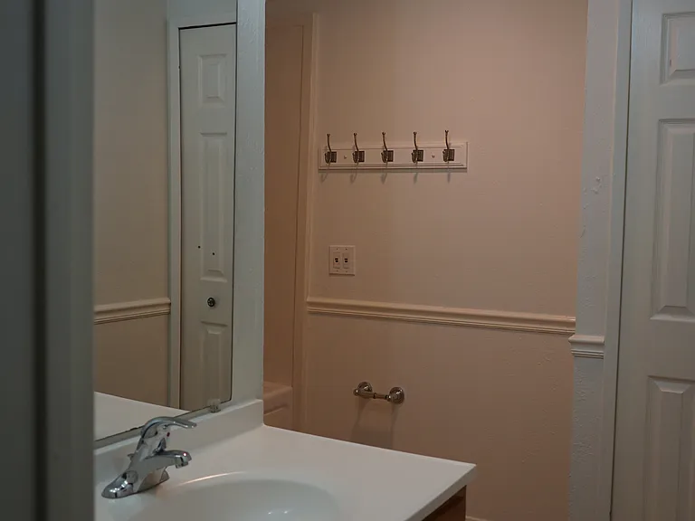 608 Hillcrest St — Photo 4